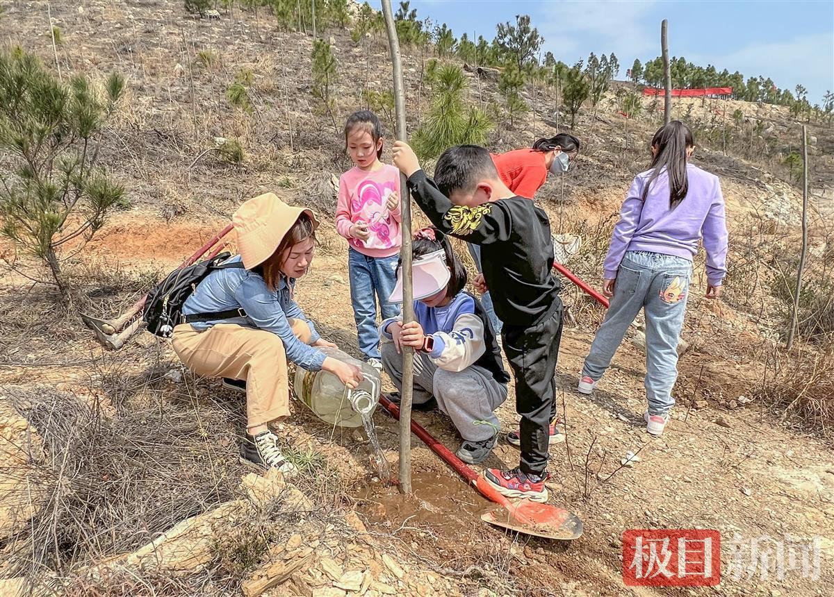 下載家長端，解鎖全新孩子教育方式