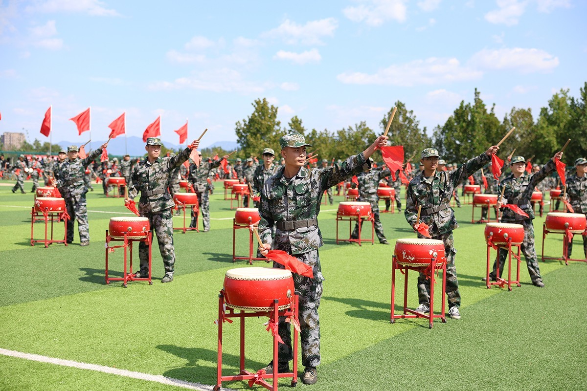 震撼人心！最新軍鼓變隊形表演視覺盛宴！